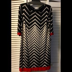 Slightly fitted dress, elbow length sleeve.